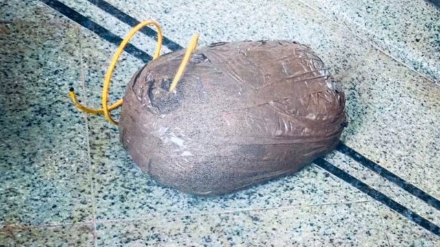 Λευκάδα: Η βόμβα με τα 10 κιλά ζελατοδυναμίτιδας που είχαν βάλει στο σπίτι του Ελληνοαμερικανού επιχειρηματία Λευκάδα:-Η-βόμβα-με-τα-10-κιλά-ζελατοδυναμίτιδας-που-είχαν-βάλει-στο-σπίτι-του-Ελληνοαμερικανού-επιχειρηματία
