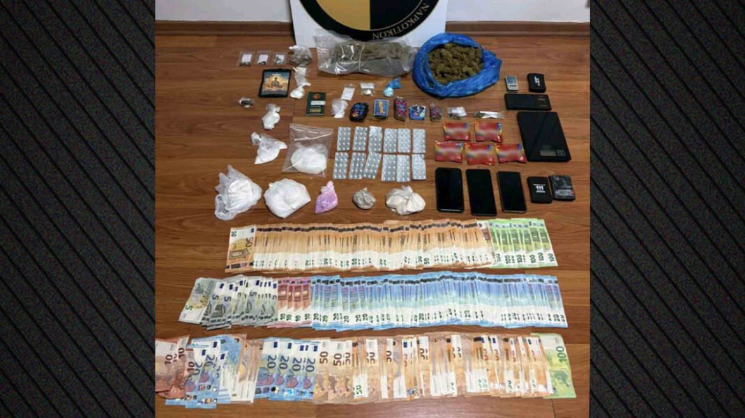 Συνελήφθη ψυχολόγος στον Πειραιά για διακίνηση ναρκωτικών, στη δικογραφία λαϊκή τραγουδίστρια ως πελάτισσα Συνελήφθη-ψυχολόγος-στον-Πειραιά-για-διακίνηση-ναρκωτικών,-στη-δικογραφία-λαϊκή-τραγουδίστρια-ως-πελάτισσα