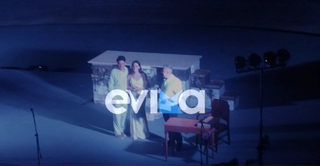 «Θα σε βρω, θα σε παντρευτώ»: Πολιτικός γάμος επί σκηνής στην Κάρυστο, τους πάντρεψε ο δήμαρχος, δείτε βίντεο «Θα-σε-βρω,-θα-σε-παντρευτώ»:-Πολιτικός-γάμος-επί-σκηνής-στην-Κάρυστο,-τους-πάντρεψε-ο-δήμαρχος,-δείτε-βίντεο
