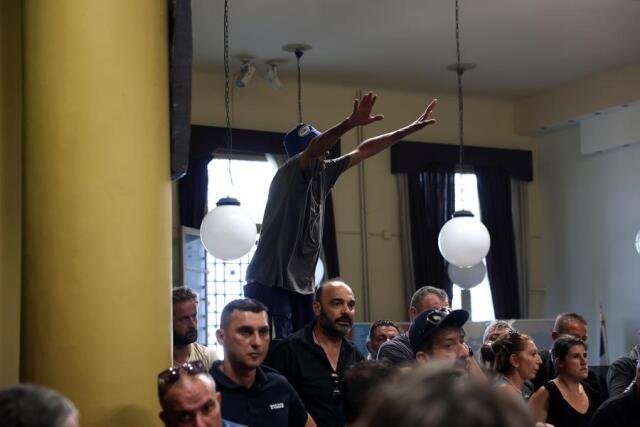 Έξαλλοι κτηνοτρόφοι μπούκαραν στη συνεδρίαση για τον αφθώδη πυρετό στη Λέσβο, παραιτήθηκαν δύο άτομα, δείτε βίντεο Έξαλλοι-κτηνοτρόφοι-μπούκαραν-στη-συνεδρίαση-για-τον-αφθώδη-πυρετό-στη-Λέσβο,-παραιτήθηκαν-δύο-άτομα,-δείτε-βίντεο