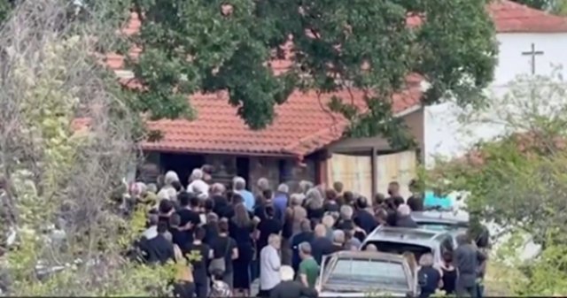 Σε κλίμα οδύνης το τελευταίο αντίο στην 18χρονη που πνίγηκε στους καταρράκτες Δερματά στη Βέροια Σε-κλίμα-οδύνης-το-τελευταίο-αντίο-στην-18χρονη-που-πνίγηκε-στους-καταρράκτες-Δερματά-στη-Βέροια