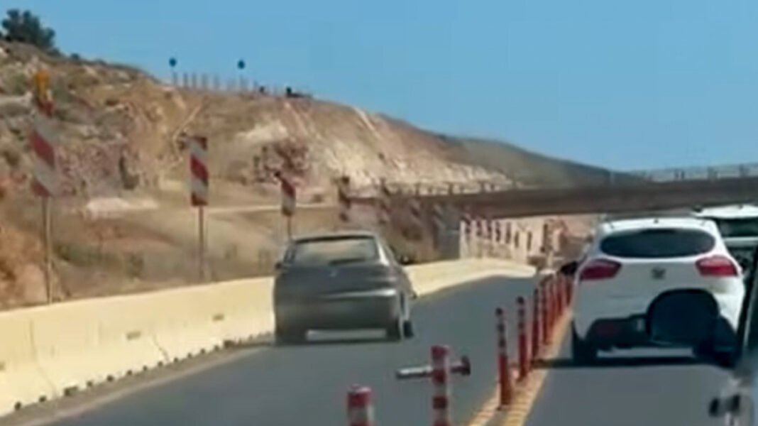 Ασυνείδητος οδηγός ξεριζώνει πασαλάκια και προσπερνάει παράνομα δύο αυτοκίνητα στον ΒΟΑΚ, δείτε βίντεο Ασυνείδητος-οδηγός-ξεριζώνει-πασαλάκια-και-προσπερνάει-παράνομα-δύο-αυτοκίνητα-στον-ΒΟΑΚ,-δείτε-βίντεο