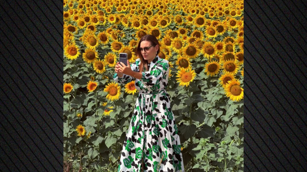 Η Όλγα Κεφαλογιάννη ανέβασε στο Instagram της φωτογραφία της με ηλιοτρόπια Η Όλγα Κεφαλογιάννη ανέβασε στο Instagram της φωτογραφία της με ηλιοτρόπια
