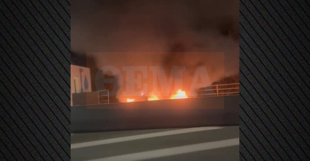 Αυτοκίνητο-τυλίχθηκε-στις-φλόγες-στην-Πατρών-Κορίνθου-στο-ρεύμα-προς-Κόρινθο,-δείτε-βίντεο