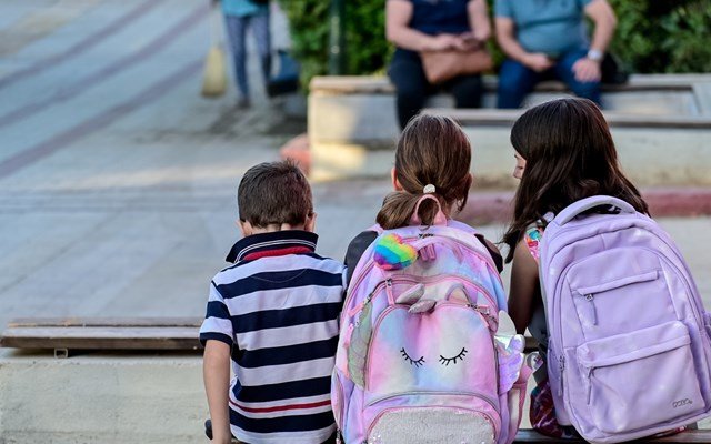 Σχολικά:-Μειώσεις-έως-36%-σε-405-κωδικούς-από-σήμερα-–-Πόσο-έχουν-ανέβει-οι-τιμές-από-το-2020