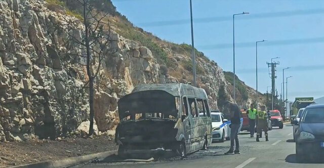 Φωτιά σε λεωφορείο στην Αθηνών – Σουνίου: Καταστράφηκε ολοσχερώς το όχημα, δείτε βίντεο Φωτιά-σε-λεωφορείο-στην-Αθηνών-–-Σουνίου:-Καταστράφηκε-ολοσχερώς-το-όχημα,-δείτε-βίντεο