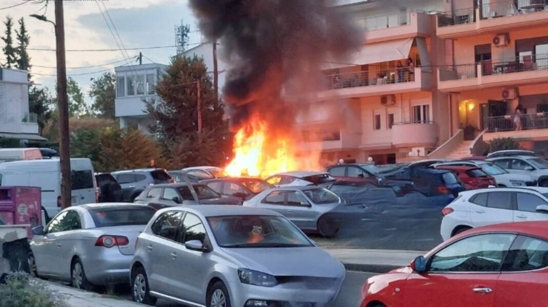 Αναστάτωση-στη-Θεσσαλονίκη:-Στις-φλόγες-τρία-οχήματα-στην-Πυλαία,-δείτε-εικόνες-και-βίντεο