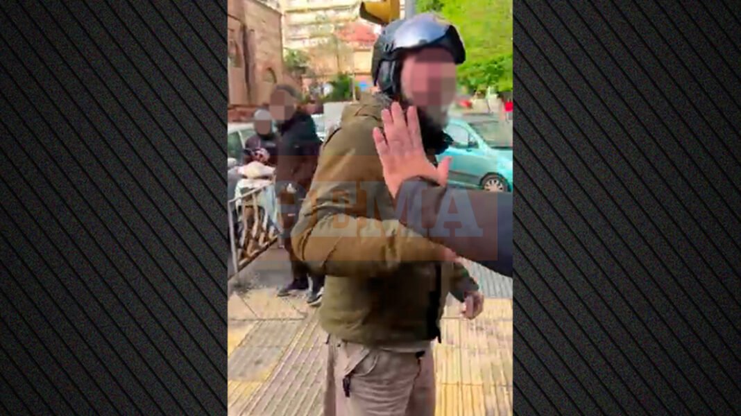 Καθηγητής στη Θεσσαλονίκη κατήγγειλε ομοφοβική επίθεση που δέχθηκε στο δρόμο και βρέθηκε κατηγορούμενος επειδή δημοσίευσε το βίντεο Καθηγητής-στη-Θεσσαλονίκη-κατήγγειλε-ομοφοβική-επίθεση-που-δέχθηκε-στο-δρόμο-και-βρέθηκε-κατηγορούμενος-επειδή-δημοσίευσε-το-βίντεο