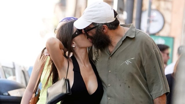Η-Έμιλι-Ραταϊκόφσκι-απαθανατίστηκε-να-φιλά-παθιασμένα-τον-Ρομέν-Γαβρά-σε-βόλτα-τους-στη-Ρώμη,-δείτε-φωτογραφίες