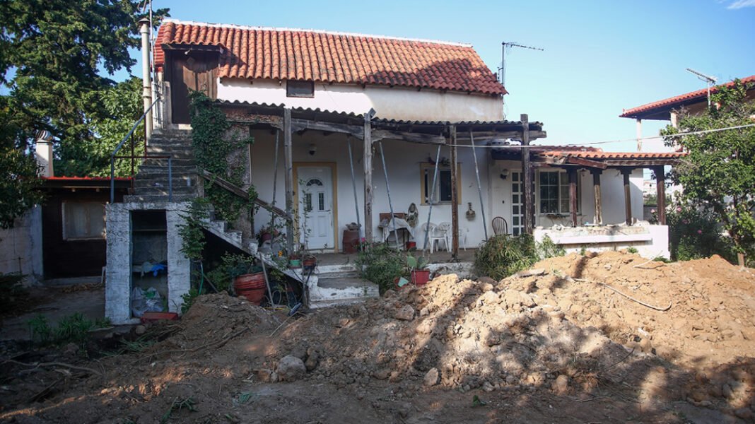 Eίμαστε σε σοκ, λέει γείτονας για την καταγγελία πως ηλικιωμένη είναι θαμμένη σε αυλή σπιτιού στον Μαραθώνα eίμαστε-σε-σοκ,-λέει-γείτονας-για-την-καταγγελία-πως-ηλικιωμένη-είναι-θαμμένη-σε-αυλή-σπιτιού-στον-Μαραθώνα