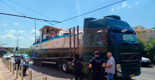 Προβλήματα-στα-δρομολόγια-του-Τραμ-στον-Πειραιά:-Φορτηγό-που-μετέφερε-καΐκι-προσέκρουσε-στα-καλώδια