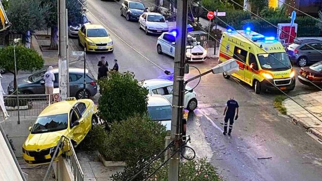 Τροχαίο με κλεμμένο ΙΧ στην Ηλιούπολη: Παραβίασε STOP και συγκρούστηκε με ταξί που κατέληξε σε αυλή σπιτιού Τροχαίο-με-κλεμμένο-ΙΧ-στην-Ηλιούπολη:-Παραβίασε-stop-και-συγκρούστηκε-με-ταξί-που-κατέληξε-σε-αυλή-σπιτιού