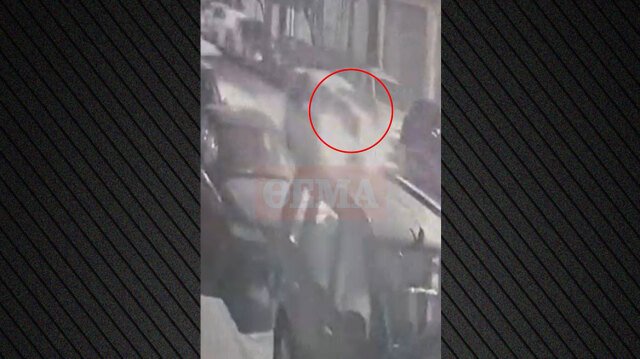 Βίντεο ντοκουμέντο από την Ηγουμενίτσα: Η στιγμή που ο 29χρονος αναπτύσσει ταχύτητα με την 24χρονη σύντροφό του στο καπό του ΙΧ Βίντεο-ντοκουμέντο-από-την-Ηγουμενίτσα:-Η-στιγμή-που-ο-29χρονος-αναπτύσσει-ταχύτητα-με-την-24χρονη-σύντροφό-του-στο-καπό-του-ΙΧ