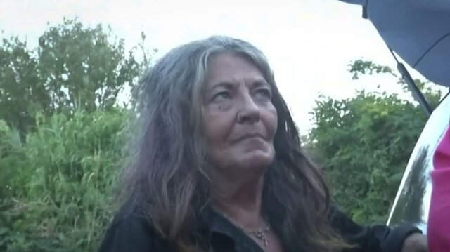 «Δεν μπορούσα να τα φέρω βόλτα, δεν με βοήθησε ο γιος μου»: Τι λέει η γυναίκα που έθαψε τη μητέρα της σε αυλή στον Μαραθώνα για να παίρνει τη σύνταξη «Δεν-μπορούσα-να-τα-φέρω-βόλτα,-δεν-με-βοήθησε-ο-γιος-μου»:-Τι-λέει-η-γυναίκα-που-έθαψε-τη-μητέρα-της-σε-αυλή-στον-Μαραθώνα-για-να-παίρνει-τη-σύνταξη