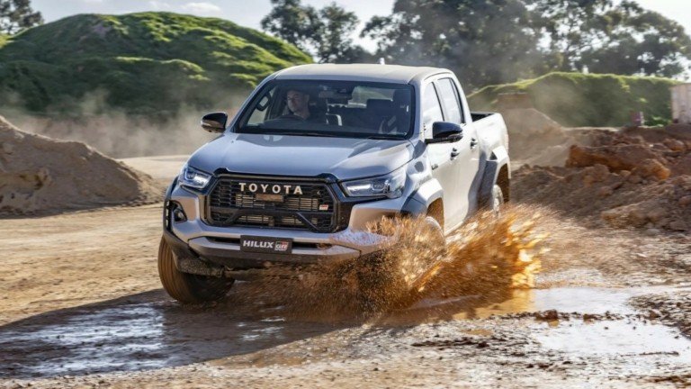 Δείτε ένα φορτωμένο Toyota Hilux να ρυμουλκεί τρέιλερ σε απίθανο σημείο (+video) Δείτε-ένα-φορτωμένο-toyota-hilux-να-ρυμουλκεί-τρέιλερ-σε-απίθανο-σημείο-(+video)