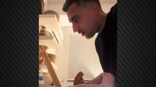 Ο-Σάκης-Κατσούλης-προσπαθούσε-να-διηγηθεί-στον-γιο-του-την-ιστορία-γνωριμίας-του-με-τη-Μαριαλένα-Ρουμελιώτη-και-εκείνος-γκρίνιαζε,-δείτε-βίντεο