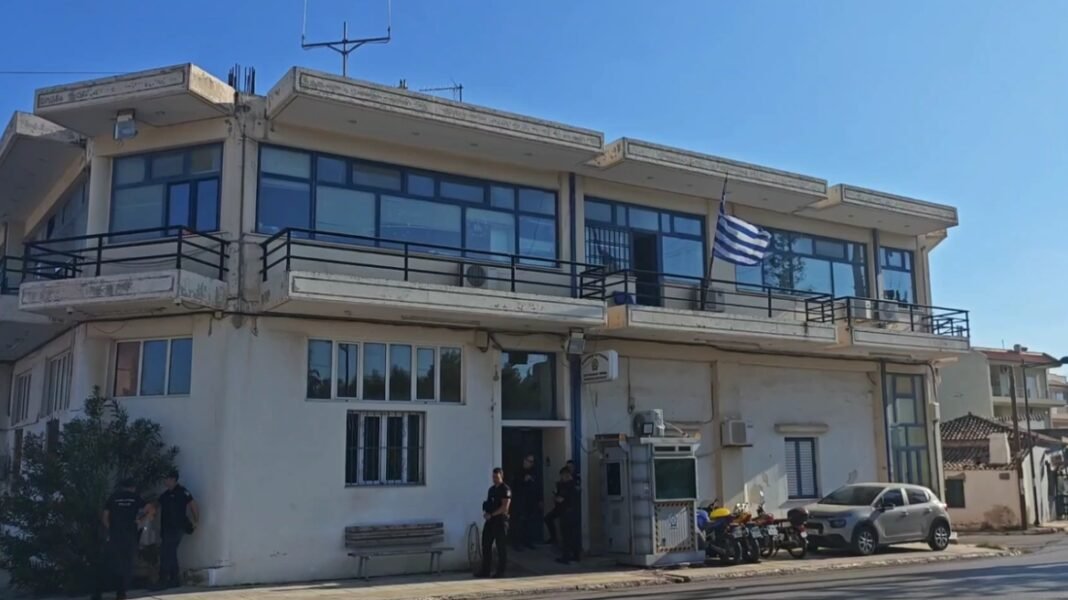 Ο δράστης φώναζε στον αστυνομικό «ρίξε μου» και τον πλησίαζε με το μαχαίρι: Πολίτες περιγράφουν πώς έγινε η επίθεση στο ΑΤ Μάνδρας Ο-δράστης-φώναζε-στον-αστυνομικό-«ρίξε-μου»-και-τον-πλησίαζε-με-το-μαχαίρι:-Πολίτες-περιγράφουν-πώς-έγινε-η-επίθεση-στο-ΑΤ-Μάνδρας