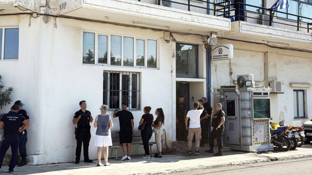 Άνδρας εισέβαλε στο ΑΤ Μάνδρας και επιτέθηκε σε αστυνομικό με μαχαίρι, τον πυροβόλησαν στον θώρακα Άνδρας-εισέβαλε-στο-ΑΤ-Μάνδρας-και-επιτέθηκε-σε-αστυνομικό-με-μαχαίρι,-τον-πυροβόλησαν-στον-θώρακα