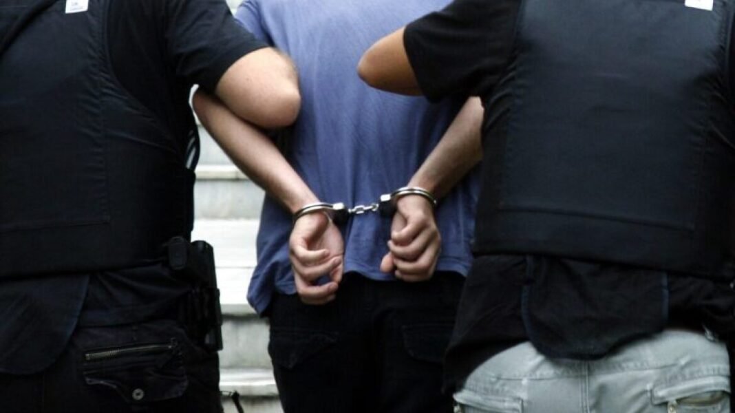 Συνελήφθη 26χρονος με πάνω από δύο κιλά κάνναβης στον Πειραιά, προσπάθησε να διαφύγει από πλοίο που είχε επιβιβαστεί Συνελήφθη-26χρονος-με-πάνω-από-δύο-κιλά-κάνναβης-στον-Πειραιά,-προσπάθησε-να-διαφύγει-από-πλοίο-που-είχε-επιβιβαστεί