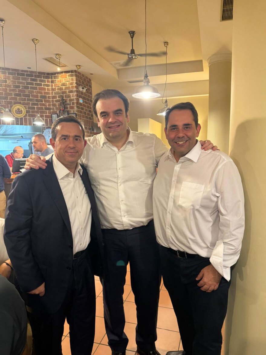 Δείπνο Πιερρακάκη με 45 βουλευτές της ΝΔ από τη βόρεια Ελλάδα: Σουτζουκάκια και γύρος στη θρυλική «Διαγώνιο», δείτε φωτογραφίες Δείπνο Πιερρακάκη με 45 βουλευτές της ΝΔ από τη βόρεια Ελλάδα: Σουτζουκάκια και γύρος στη θρυλική «Διαγώνιο», δείτε φωτογραφίες