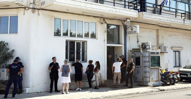Φρουρούμενος-σε-ΜΕΘ-νοσηλεύεται-ο-31χρονος-που-εισέβαλε-με-μαχαίρι-στο-ΑΤ-Μάνδρας,-ελεύθερος-ο-αστυνομικός-που-τον-πυροβόλησε