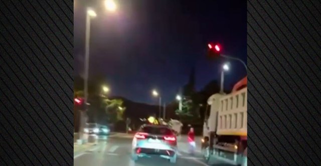 Συνελήφθη 21χρονος που παραβίασε κόκκινο στη Λεωφόρο Πεντέλης και παραλίγο να παρασύρει πεζό, δείτε βίντεο Συνελήφθη-21χρονος-που-παραβίασε-κόκκινο-στη-Λεωφόρο-Πεντέλης-και-παραλίγο-να-παρασύρει-πεζό,-δείτε-βίντεο