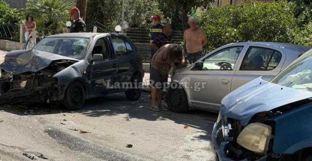 Τρελή πορεία ΙΧ στη Λαμία: Προσέκρουσε σε σταθμευμένα αυτοκίνητα και συγκρούστηκε μετωπικά με άλλο όχημα, δείτε βίντεο Τρελή-πορεία-ΙΧ-στη-Λαμία:-Προσέκρουσε-σε-σταθμευμένα-αυτοκίνητα-και-συγκρούστηκε-μετωπικά-με-άλλο-όχημα,-δείτε-βίντεο