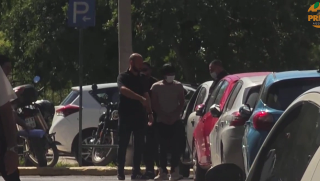 Στα δικαστήρια οι γονείς του νεκρού βρέφους στην Κυψέλη και ο Αφγανός, βίντεο από τη μεταγωγή τους Στα-δικαστήρια-οι-γονείς-του-νεκρού-βρέφους-στην-Κυψέλη-και-ο-Αφγανός,-βίντεο-από-τη-μεταγωγή-τους