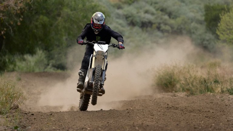 Ηλεκτρικό motocross με αλλαγή μπαταρίας σε 30 δευτερόλεπτα Ηλεκτρικό-motocross-με-αλλαγή-μπαταρίας-σε-30-δευτερόλεπτα