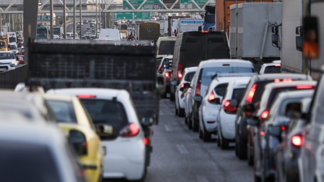 Τροχαίο στην Αττική Οδό προς Αεροδρόμιο στο ύψος της Φυλής, κλειστή η δεξιά λωρίδα Τροχαίο-στην-Αττική-Οδό-προς-Αεροδρόμιο-στο-ύψος-της-Φυλής,-κλειστή-η-δεξιά-λωρίδα