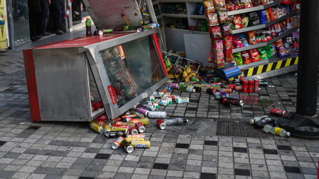 Είχε αρπάξει παγωτά αξίας 600 ευρώ που περίπτερο στη Θεσσαλονίκη και επέστρεψε για να το ξανακλέψει Είχε-αρπάξει-παγωτά-αξίας-600-ευρώ-που-περίπτερο-στη-Θεσσαλονίκη-και-επέστρεψε-για-να-το-ξανακλέψει