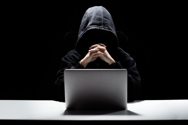 Ιερέας κι αστυνομικός μεταξύ των μελών κυκλώματος στη Bόρεια Ελλάδα, που άδειαζε τραπεζικούς λογαριασμούς μέσα από το Dark Web Ιερέας-κι-αστυνομικός-μεταξύ-των-μελών-κυκλώματος-στη-bόρεια-Ελλάδα,-που-άδειαζε-τραπεζικούς-λογαριασμούς-μέσα-από-το-dark-web