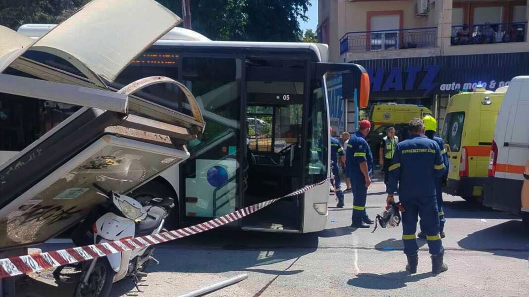 Πώς-έγινε-το-σοβαρό-τροχαίο-στη-Θεσσαλονίκη,-θα-υποβληθεί-σε-εγχείρηση-η-21χρονη-που-περίμενε-στη-στάση-όταν-έπεσε-πάνω-το-λεωφορείο