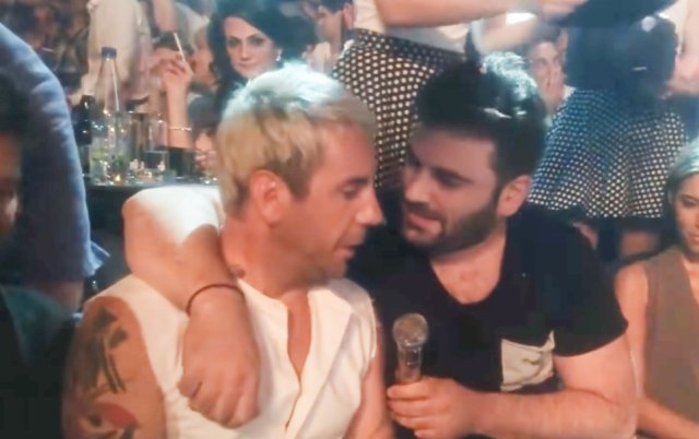 «Ας τραγουδήσουν μαζί στη γειτονιά των αγγέλων»: Όταν ο Γιώργος Μαζωνάκης έδωσε το μικρόφωνο στον Παντελή Παντελίδη, βίντεο «Ας-τραγουδήσουν-μαζί-στη-γειτονιά-των-αγγέλων»:-Όταν-ο-Γιώργος-Μαζωνάκης-έδωσε-το-μικρόφωνο-στον-Παντελή-Παντελίδη,-βίντεο