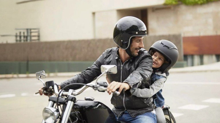 Μπορώ να πάω το παιδί στο σχολείο με μοτοσικλέτα; Από ποια ηλικία επιτρέπεται και ποιος εξοπλισμός χρειάζεται; Μπορώ-να-πάω-το-παιδί-στο-σχολείο-με-μοτοσικλέτα;-Από-ποια-ηλικία-επιτρέπεται-και-ποιος-εξοπλισμός-χρειάζεται;