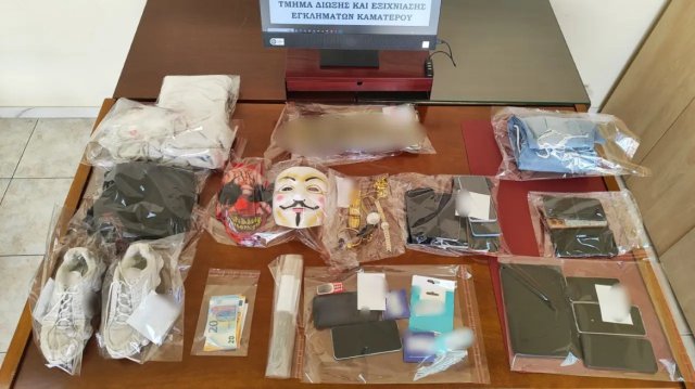 Η-στιγμή-που-πάνοπλοι-αστυνομικοί-μπαίνουν-σε-σπίτια-Ρομά-στη-Φυλή-για-σπείρα-που-παρίστανε-τους-υπαλλήλους-εταιρείας-ρεύματος-με-λεία-άνω-των-250.000-ευρώ