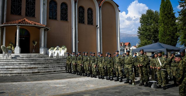 Θρήνος στα Γιάννενα στο τελευταίο αντίο στον σμηναγό Δημήτριο Πέτρου που σκοτώθηκε στην Τανάγρα Θρήνος-στα-Γιάννενα-στο-τελευταίο-αντίο-στον-σμηναγό-Δημήτριο-Πέτρου-που-σκοτώθηκε-στην-Τανάγρα