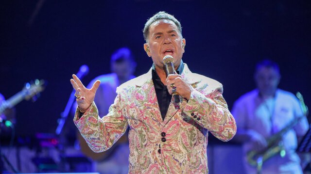 Άγνωστες-ιστορίες-για-τον-Γιώργο-Μαζωνάκη:-Πώς-ξεκίνησε-το-τραγούδι,-ο-πρώτος-δίσκος,-το-σουξέ-στην-Πάτρα-και-οι-επιτυχίες-με-Φοίβο,-Μπουγά-και-goin’-through