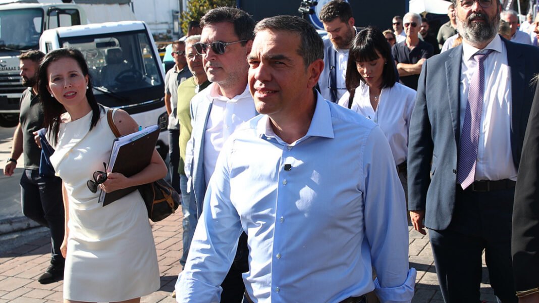 Δείτε βίντεο με την επίσκεψη Τσίπρα στα περίπτερα της ΔΕΘ: Η φανέλα με το 26, η ποντιακή γραβάτα και ο χαιρετισμός με Σχοινά και Χριστοδουλάκη