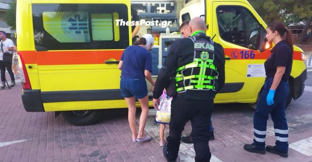 Δέντρο-έπεσε-σε-παιδική-χαρά-στην-Καλαμαριά,-τραυματίστηκαν-μητέρα-και-παιδί,-δείτε-βίντεο
