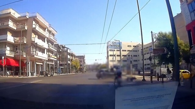 Σοκαριστικό-βίντεο-από-τροχαίο-στον-Κολωνό:-Οδηγός-περνά-με-κόκκινο-και-πετά-στον-αέρα-μοτοσικλετιστή
