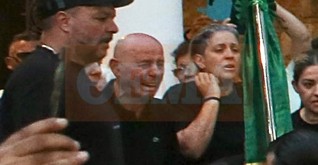 Σπαραγμός για την οικογένεια του Γιώργου Μαζωνάκη μπροστά στη σορό του αγαπημένου τους γιου και αδερφού, βίντεο Σπαραγμός-για-την-οικογένεια-του-Γιώργου-Μαζωνάκη-μπροστά-στη-σορό-του-αγαπημένου-τους-γιου-και-αδερφού,-βίντεο
