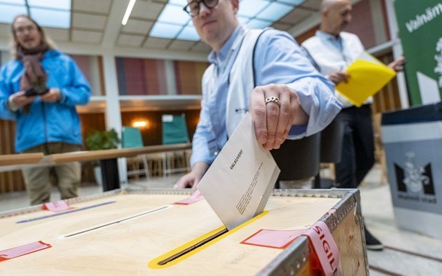 Εκλογές-στη-Σουηδία-–-exit-polls:-Προηγείται-ο-κεντροαριστερός-συνασπισμός,-υποχωρεί-η-ακροδεξιά