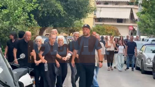 Η-οικογένεια-του-Γιώργου-Μαζωνάκη-στην-Αγία-Τριάδα-στη-Νίκαια,-βίντεο