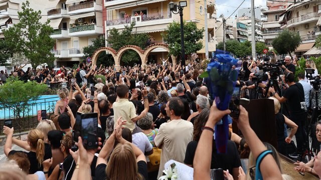 «Ώρες μικρές», «Είσαι το λάθος μου το τελευταίο»: Με αγαπημένα τραγούδια του Γιώργου Μαζωνάκη τον αποχαιρέτησε ο κόσμος στην Αγία Τριάδα Νίκαιας, βίντεο «Ώρες-μικρές»,-«Είσαι-το-λάθος-μου-το-τελευταίο»:-Με-αγαπημένα-τραγούδια-του-Γιώργου-Μαζωνάκη-τον-αποχαιρέτησε-ο-κόσμος-στην-Αγία-Τριάδα-Νίκαιας,-βίντεο