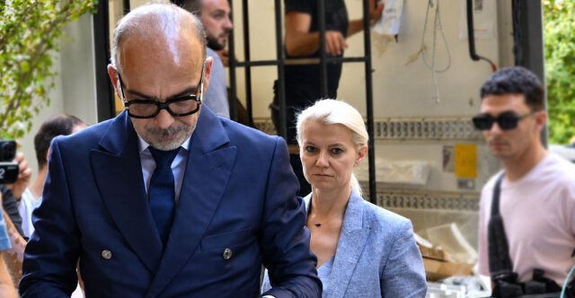 Στην Ευελπίδων το ζεύγος γιατρών που κατηγορείται για τον θάνατο του Μαζωνάκη, δείτε βίντεο Στην-Ευελπίδων-το-ζεύγος-γιατρών-που-κατηγορείται-για-τον-θάνατο-του-Μαζωνάκη,-δείτε-βίντεο