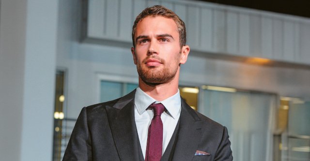 Θα είναι Έλληνας ο νέος Τζέιμς Μποντ; Ο Τέο Τζέιμς προβάρει το σμόκιν του Πράκτορα 007 Θα-είναι-Έλληνας-ο-νέος-Τζέιμς-Μποντ;-Ο-Τέο-Τζέιμς-προβάρει-το-σμόκιν-του-Πράκτορα-007