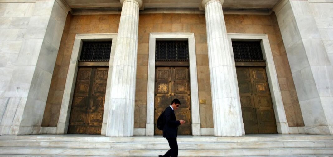 Το-νέο-κύμα-ακρίβειας-αλλάζει-τα-πάντα:-Επιτόκια-ψηλά,-κατανάλωση-υπό-πίεση-και-πληθωρισμός-έως-το-2028
