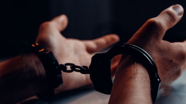 Συνελήφθη 17χρονος που πήγε να αφαιρέσει χρυσή αλυσίδα από λαιμό γυναίκας στον Άγιο Παντελεήμονα Συνελήφθη-17χρονος-που-πήγε-να-αφαιρέσει-χρυσή-αλυσίδα-από-λαιμό-γυναίκας-στον-Άγιο-Παντελεήμονα