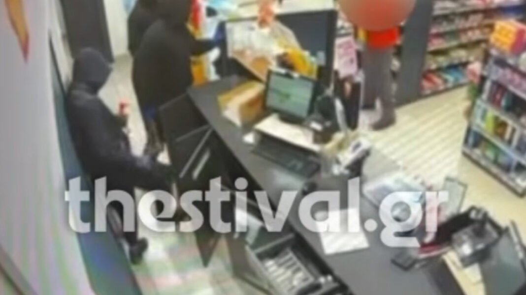 Καρέ καρέ η στιγμή που οι τρεις ληστές εισβάλλουν με τσεκούρι και λοστό σε βενζινάδικο στη Θεσσαλονίκη, δείτε βίντεο Καρέ-καρέ-η-στιγμή-που-οι-τρεις-ληστές-εισβάλλουν-με-τσεκούρι-και-λοστό-σε-βενζινάδικο-στη-Θεσσαλονίκη,-δείτε-βίντεο